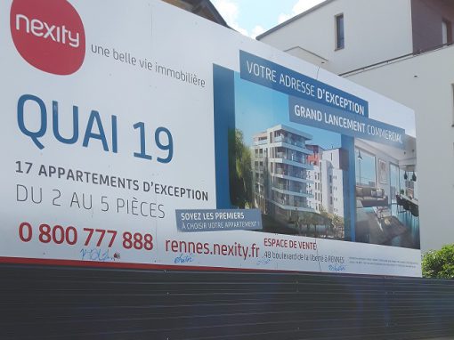Grand panneau de promotion immobilière avec palissade