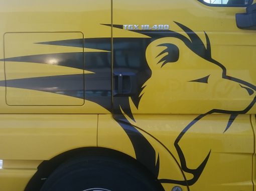 Fabrication et pose d’un adhésif sur camions MAN